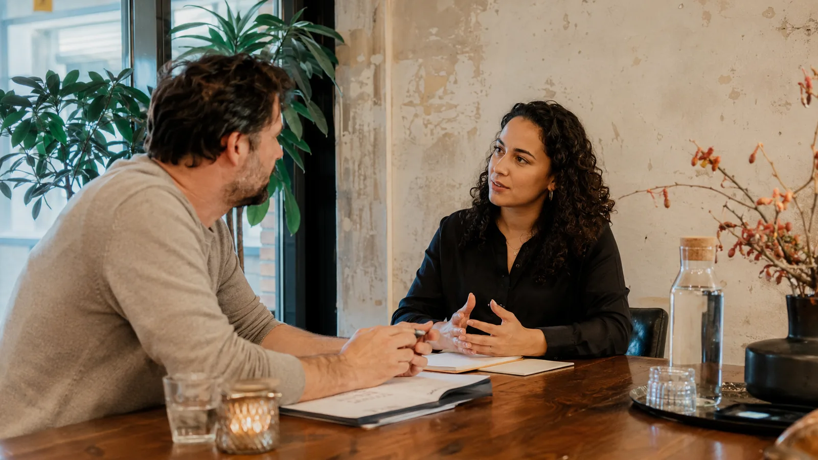 Kennismakingsgesprek tussen ondernemer en websitebouwer